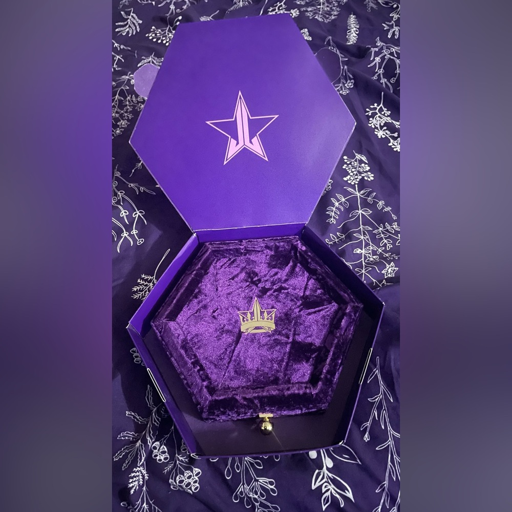 Jeffree Star “Blood Lust” Eyeshadow Palette